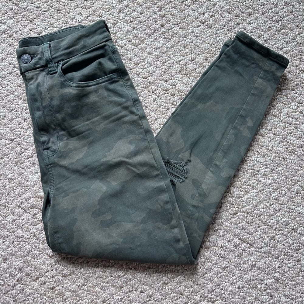 American Eagle Camo Curvy Super High-Rise Jeggings - Size 6 Extra Short